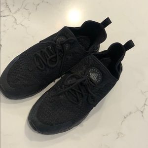 EUC all black Nike Air Huarache